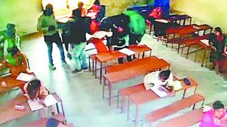 Universitas Agra: Fotokopi massal terlihat di dua pusat di CCTV, ujian dibatalkan