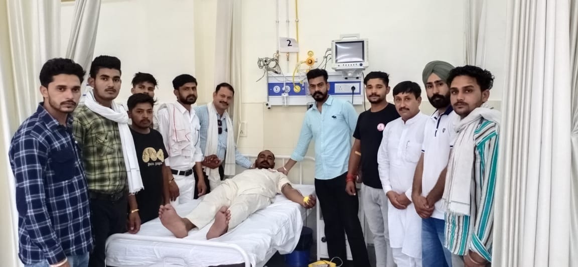 अमर उजाला फाउंडेशन व सर्व समाज कल्याण के शिविर में रक्तदान करता युवक। संवाद अमर उजाला फाउंडेशन व सर्व समाज कल्याण के शिविर में रक्तदान करता युवक। संवाद