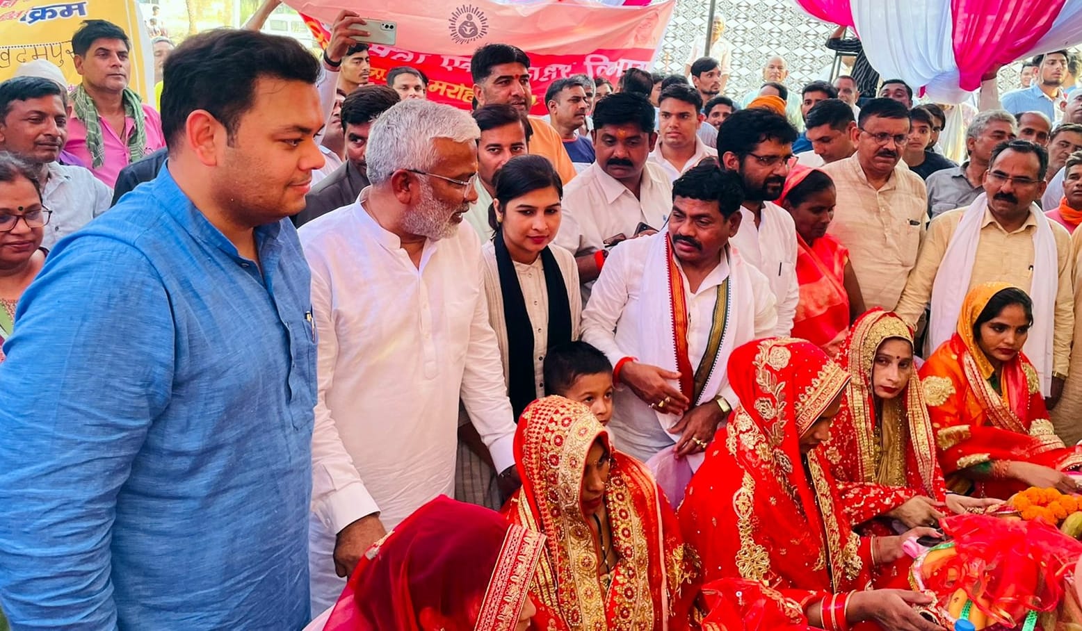 अमरोहा में गर्भवती महिलाओं की गोद भराई के दौरान मंत्रीगण।