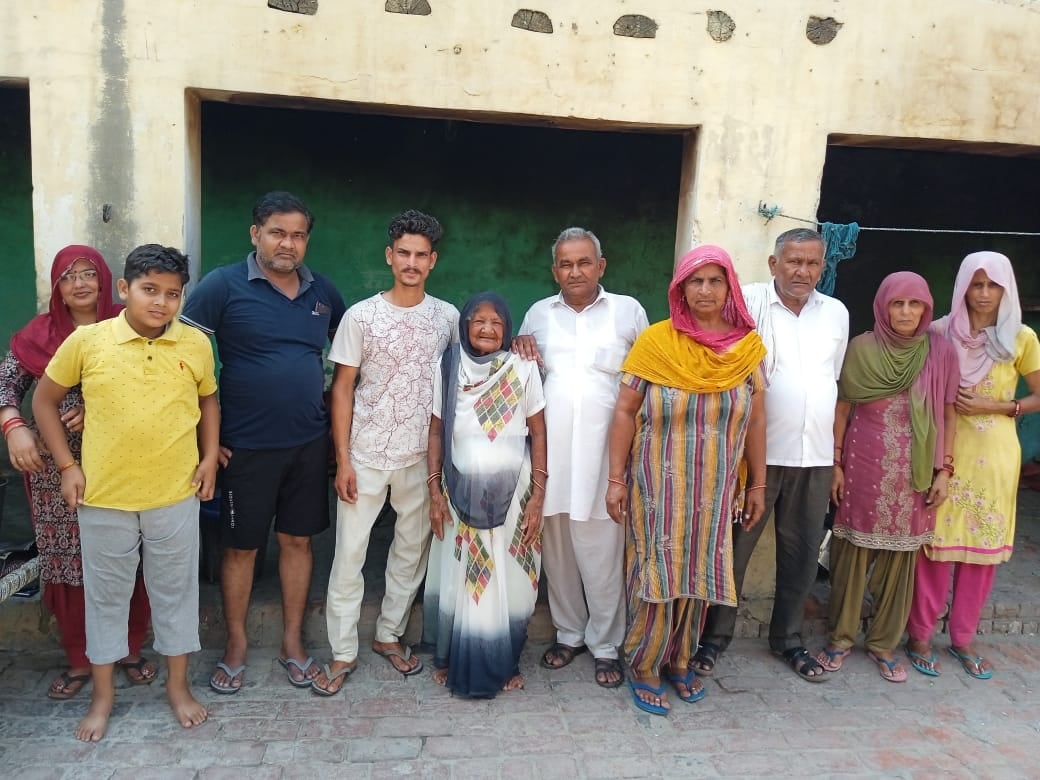 अपने परिवार के साथ बड़गांव की अगरवती देवी अपने परिवार के साथ बड़गांव की अगरवती देवी