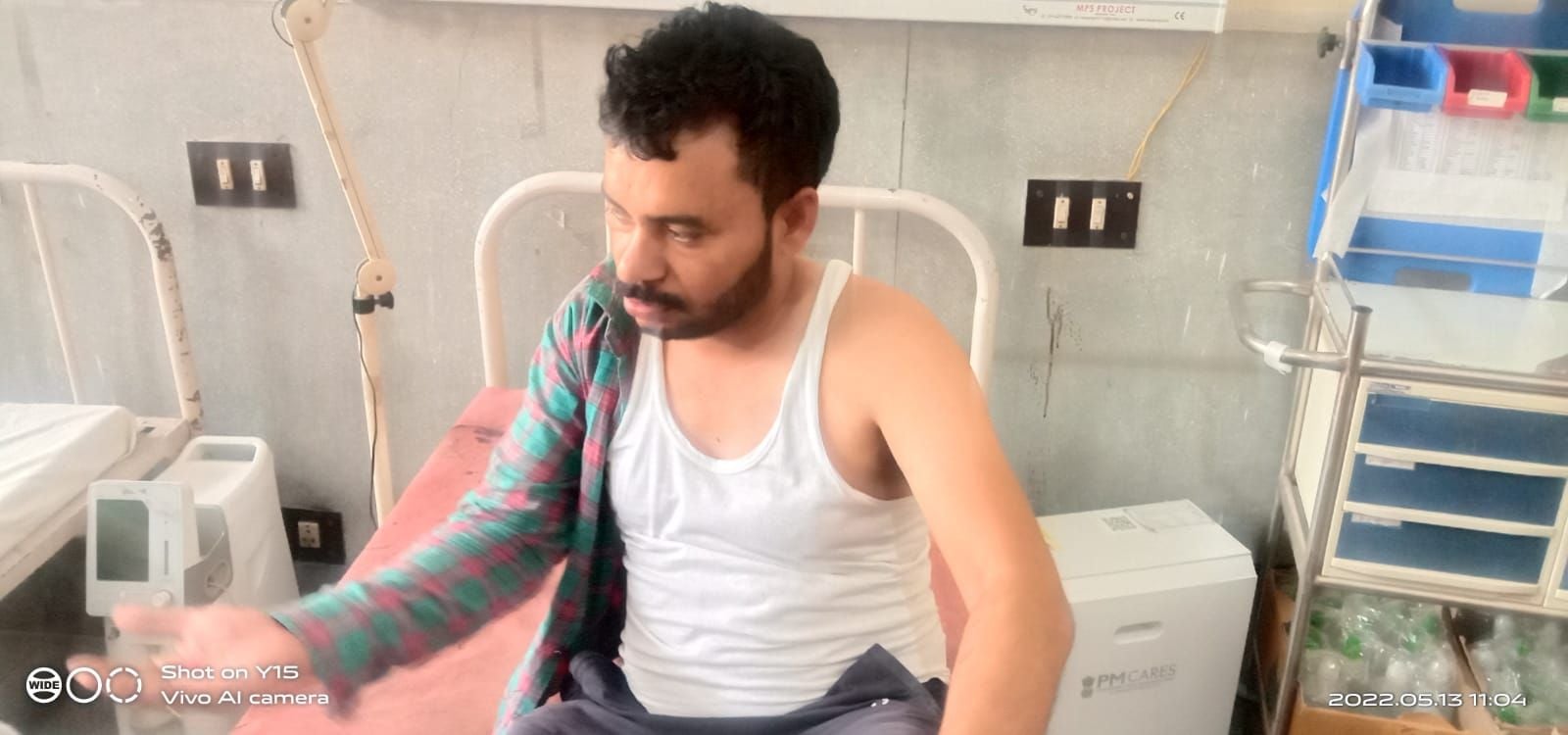 अस्पताल में भर्ती बिजली निगम कर्मी। अस्पताल में भर्ती बिजली निगम कर्मी।