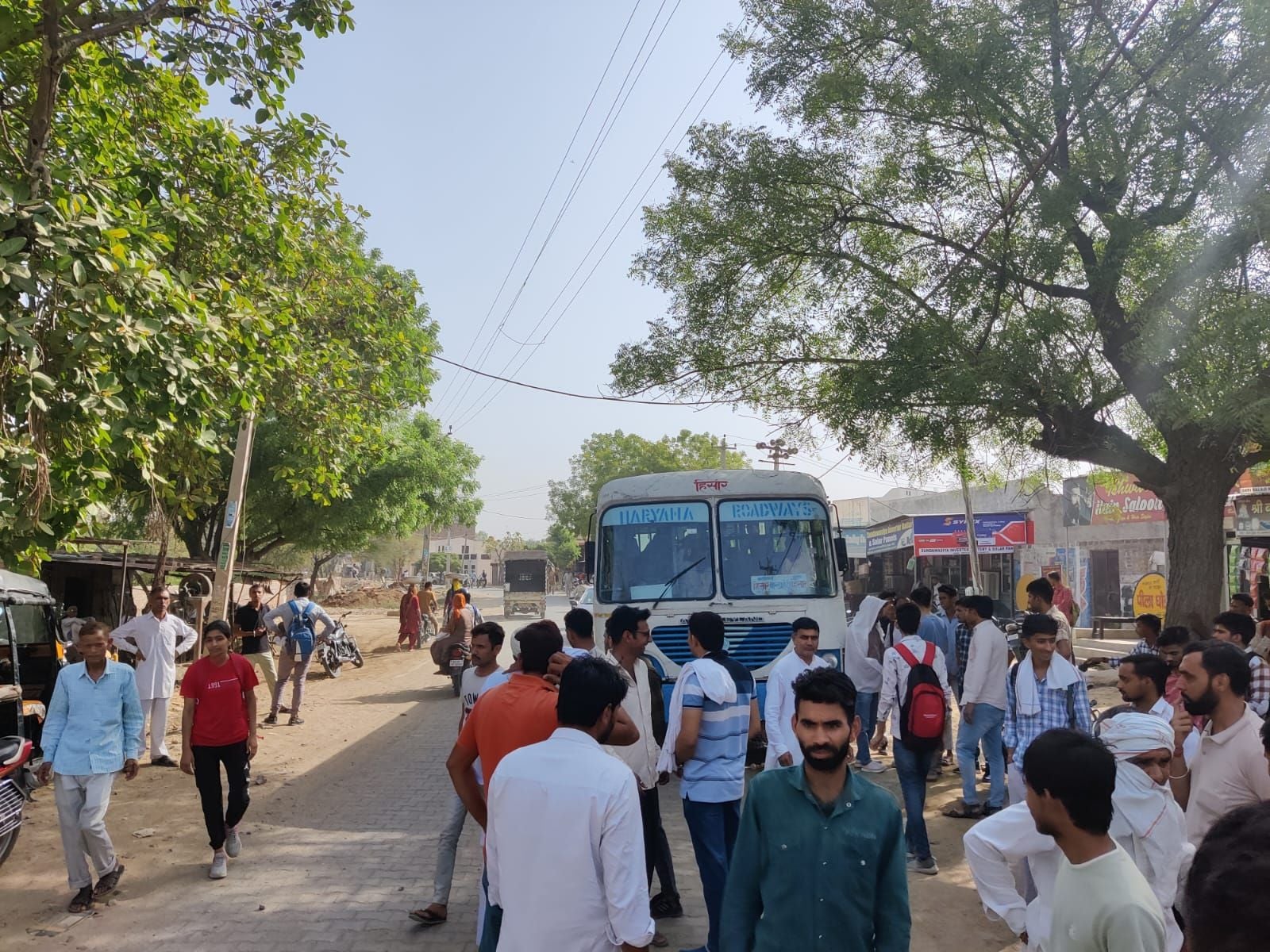 बालसमंद में रोडवेज की बस रोकते ग्रामीण। बालसमंद में रोडवेज की बस रोकते ग्रामीण।
