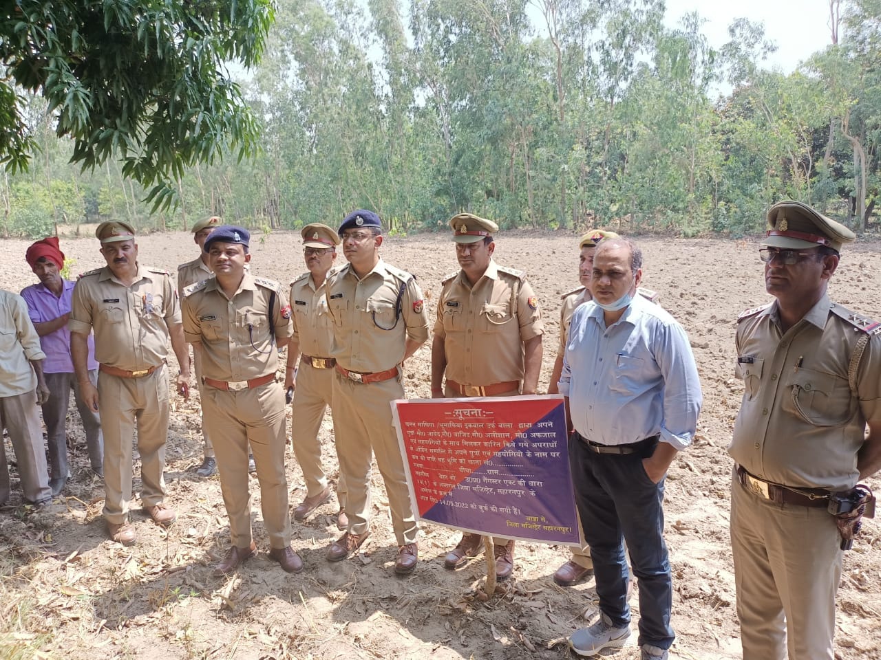 गांव शाहपुर गाड़ा में बोर्ड लगाती राजस्व एवं पुलिस टीम गांव शाहपुर गाड़ा में बोर्ड लगाती राजस्व एवं पुलिस टीम