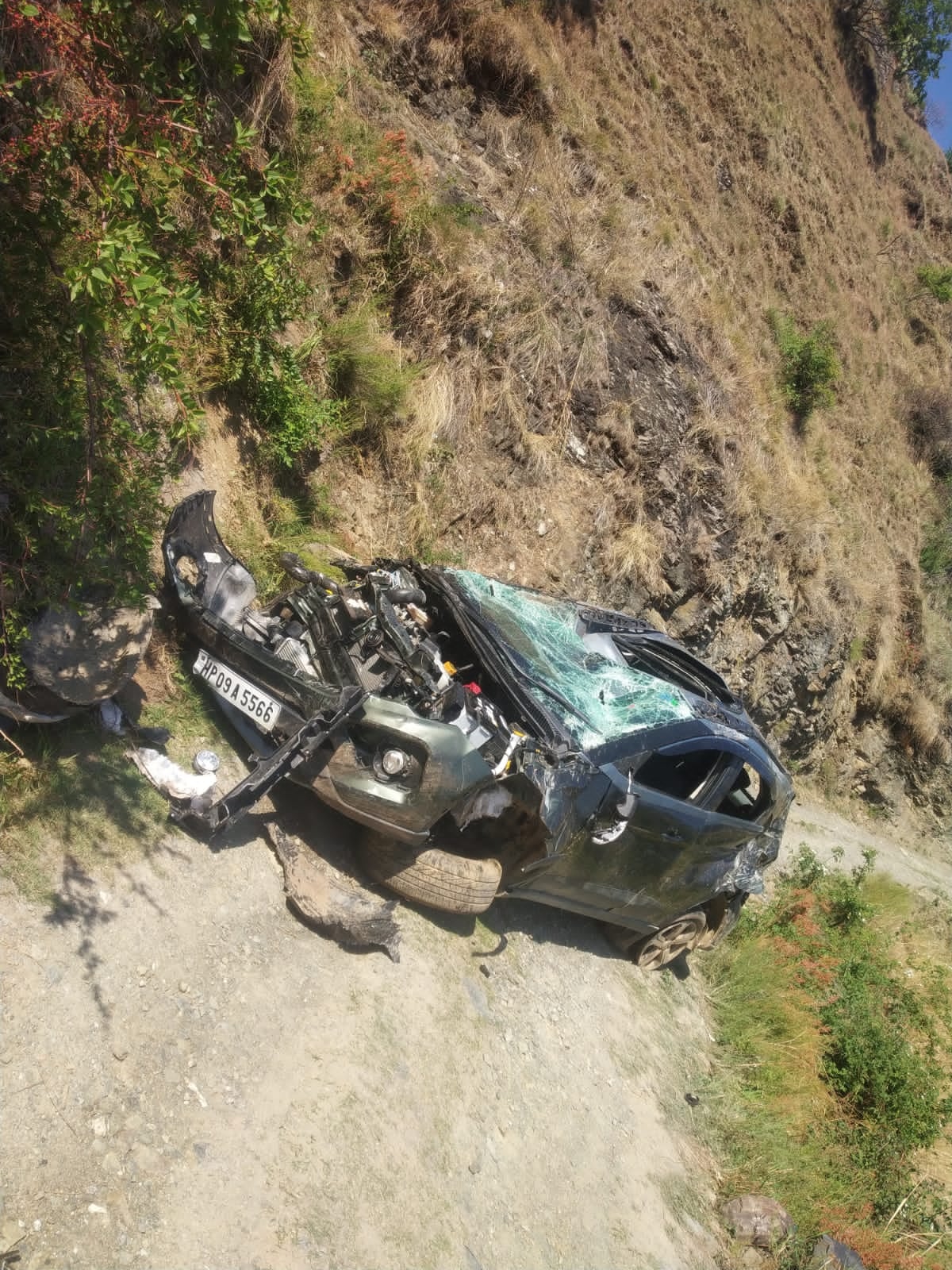 ेहा सड़क से नीचे गिरी कार ेहा सड़क से नीचे गिरी कार