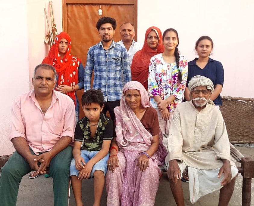 इसहाकपुर में अपने परिवार के साथ जगदीश प्रसाद इसहाकपुर में अपने परिवार के साथ जगदीश प्रसाद