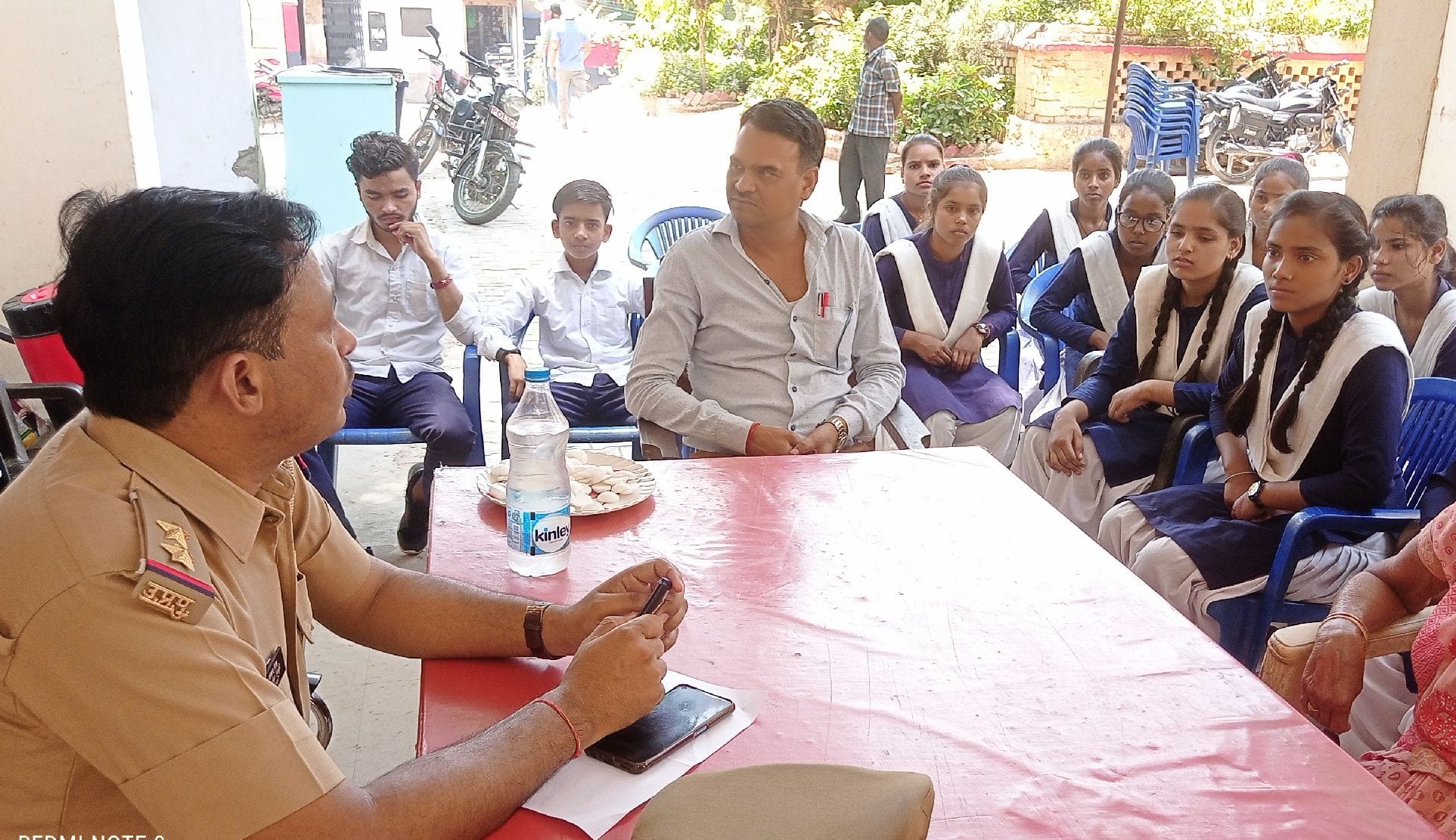 जलालाबाद कोतवाली में छात्राओं को थाने से जुड़ी जानकारी देते थाना प्रभारी जयशंकर सिंह जलालाबाद कोतवाली में छात्राओं को थाने से जुड़ी जानकारी देते थाना प्रभारी जयशंकर सिंह