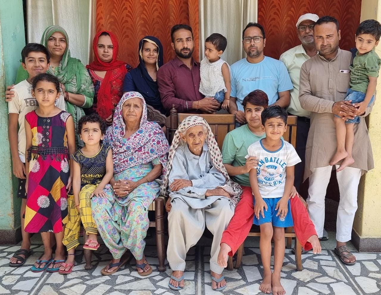 मोहल्ला कायस्तान में अपने परिवार के साथ लीला देवी मोहल्ला कायस्तान में अपने परिवार के साथ लीला देवी