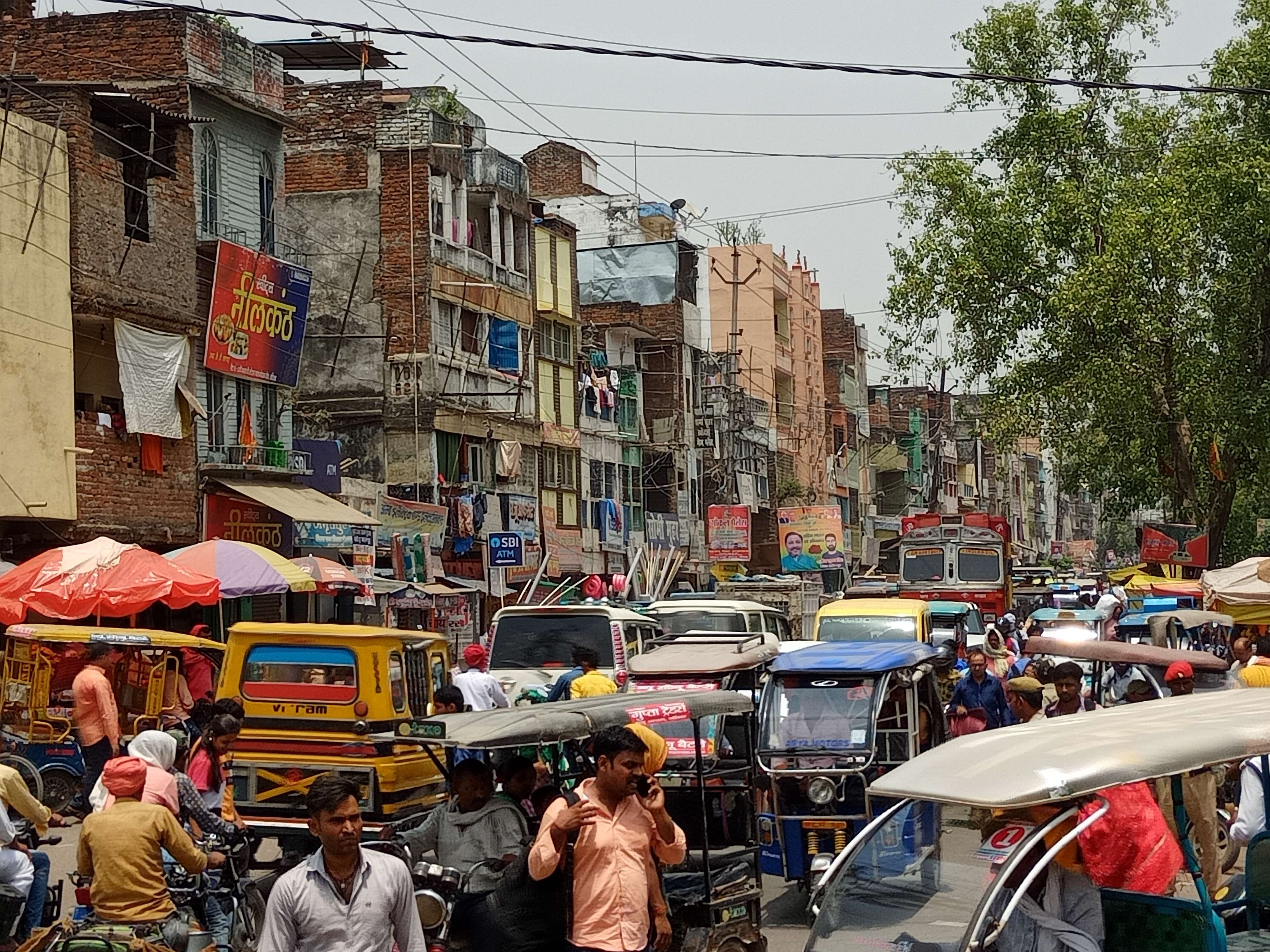 नगर के चित्तू पांडेय चौराहा-मालगोदाम रोड पर लगा वाहनों का जाम। नगर के चित्तू पांडेय चौराहा-मालगोदाम रोड पर लगा वाहनों का जाम।