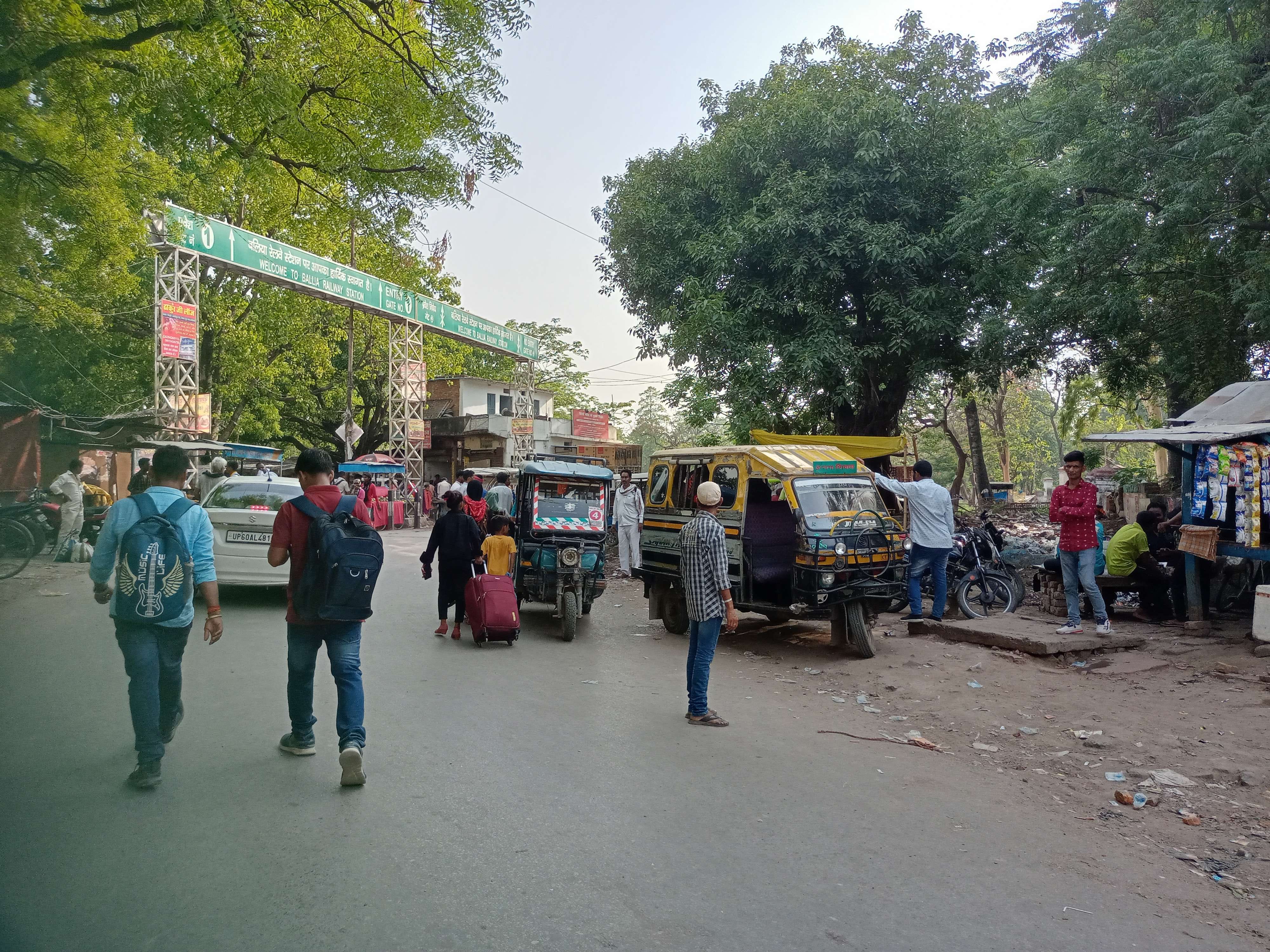 नगर के रेलवे स्टेशन गेट के सामने महुआ मोड़ पर सवारियों का इंतजार में खड़ा आटो। नगर के रेलवे स्टेशन गेट के सामने महुआ मोड़ पर सवारियों का इंतजार में खड़ा आटो।