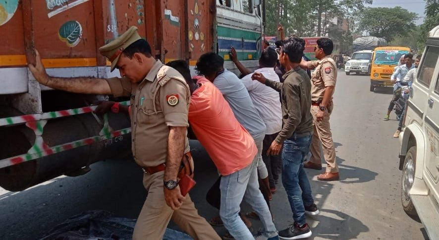 नजीबाबाद-हरिद्वार मार्ग दुर्घटना में ट्रक को हटाती पुलिस। नजीबाबाद-हरिद्वार मार्ग दुर्घटना में ट्रक को हटाती पुलिस।