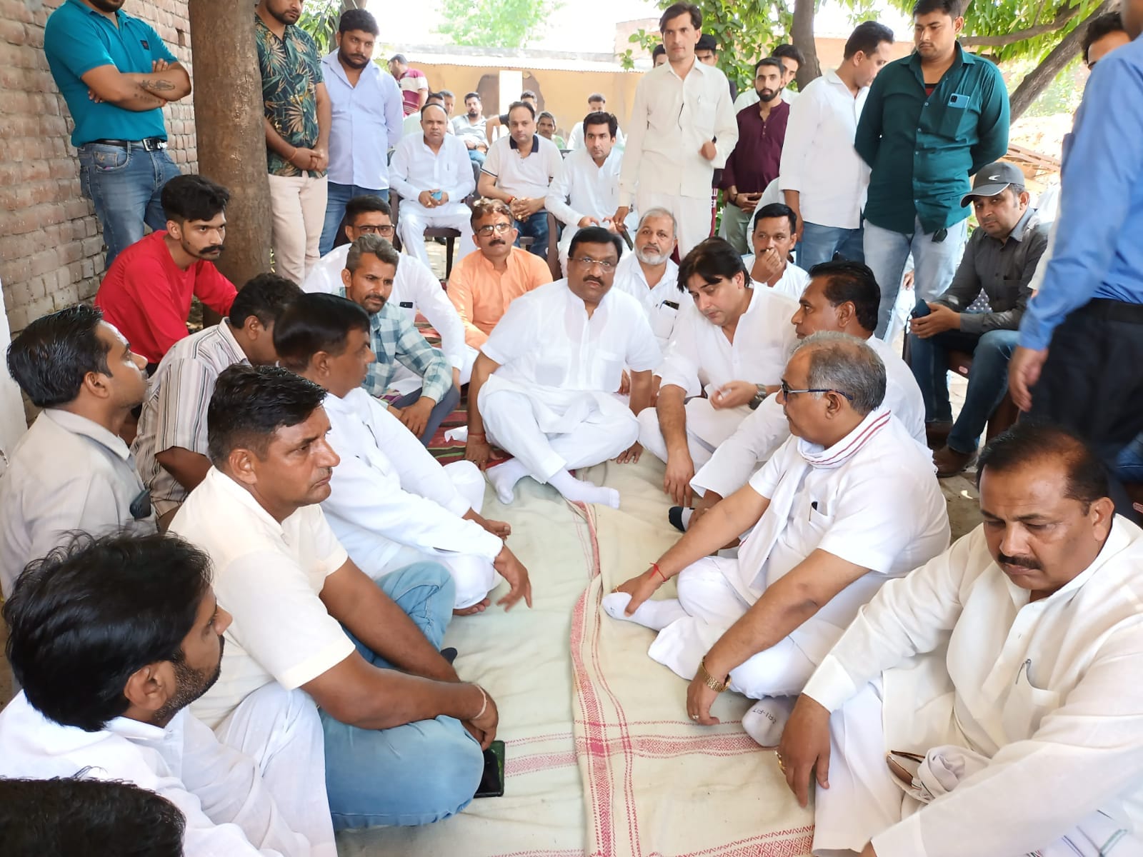 पटाखा फैक्ट्री विस्फोट पीड़ितों से मिलता सपा प्रतिनिधिमंडल
