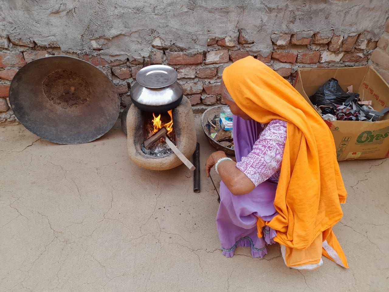 रेगर बस्ती में चूल्हे पर खाना पकाती उज्जवला योजना की लाभार्थी महिला। रेगर बस्ती में चूल्हे पर खाना पकाती उज्जवला योजना की लाभार्थी महिला।
