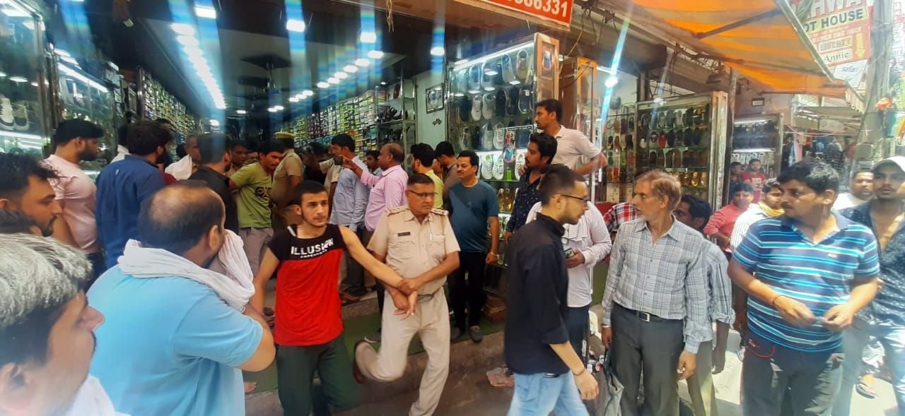 रेलवे रोड पर जूता सेल्समैन पर हुए हमले के बाद युवक को पकड़ कर ले जाती पुलिस । विज्ञप्ति रेलवे रोड पर जूता सेल्समैन पर हुए हमले के बाद युवक को पकड़ कर ले जाती पुलिस । विज्ञप्ति