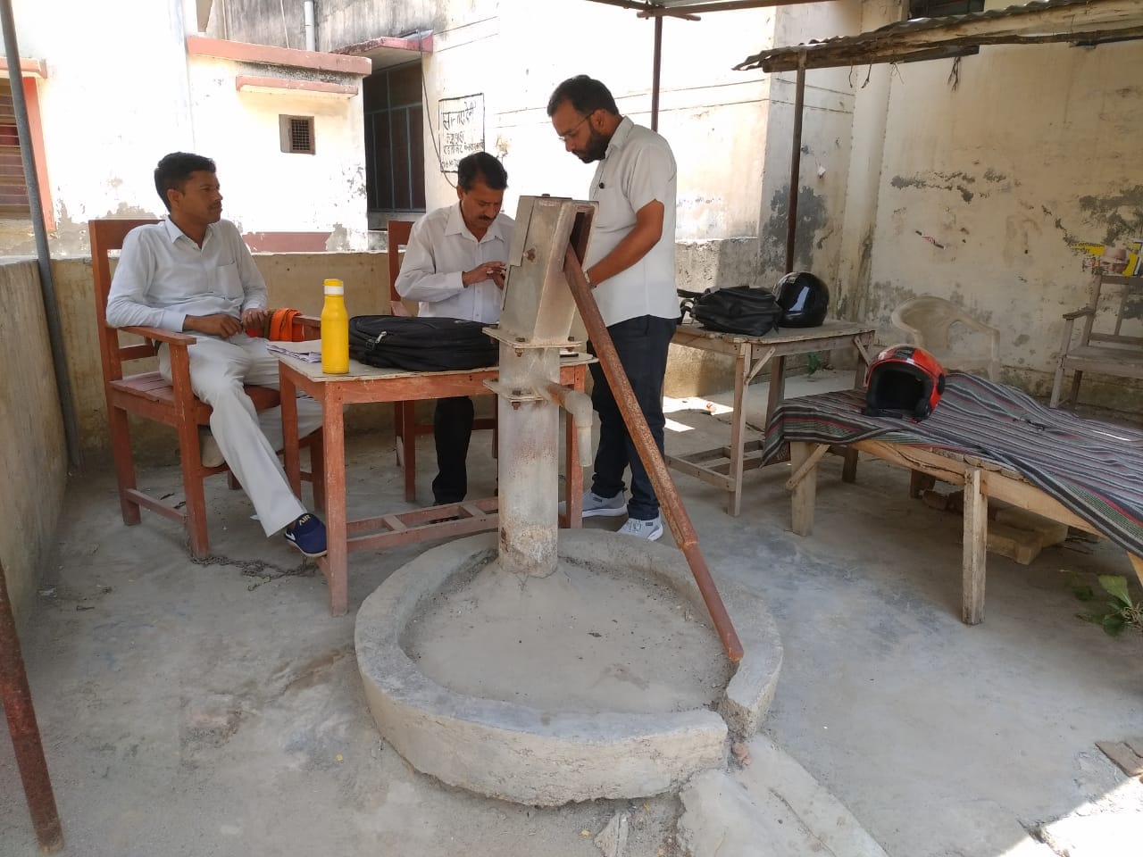 शाहजहांपुर के कचहरी परिसर में खराब पड़ा इंडिया मार्का हैंडपंप व उसके आसपास मेज-कुर्सी डालकर बैठ? शाहजहांपुर के कचहरी परिसर में खराब पड़ा इंडिया मार्का हैंडपंप व उसके आसपास मेज-कुर्सी डालकर बैठ?