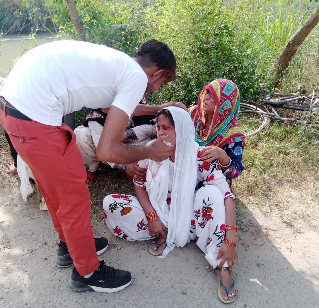 शामली : कांधला नहर में किशोर के डूबने के बाद विलाप करते परिजन। शामली : कांधला नहर में किशोर के डूबने के बाद विलाप करते परिजन।