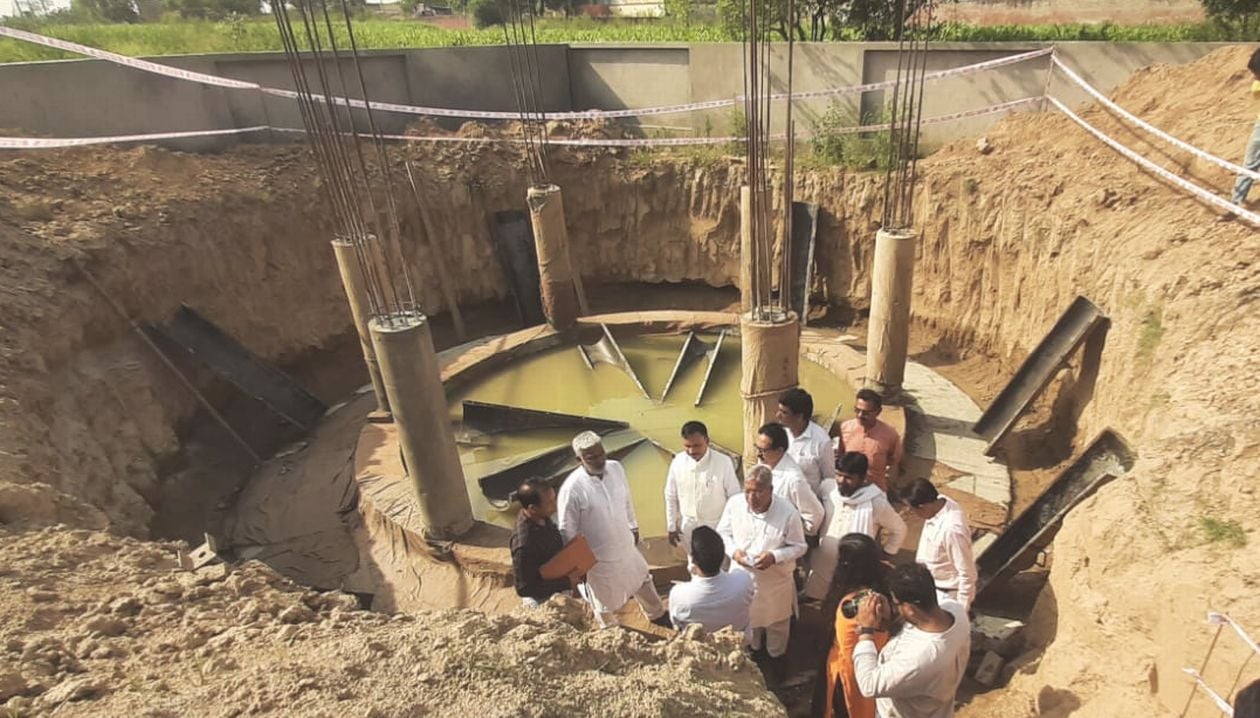 शनिवार को गांव महमूदपुर में पाइप पेयजल निर्माण कार्य का निरीक्षण करते राज्य मंत्री स्वतंत्र देव शनिवार को गांव महमूदपुर में पाइप पेयजल निर्माण कार्य का निरीक्षण करते राज्य मंत्री स्वतंत्र देव