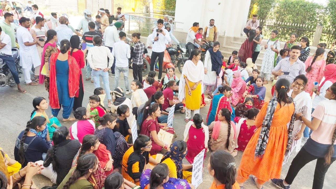 टोहाना में रतिया रोड पर जाम लगाकर प्रदर्शन करती छात्राएं।