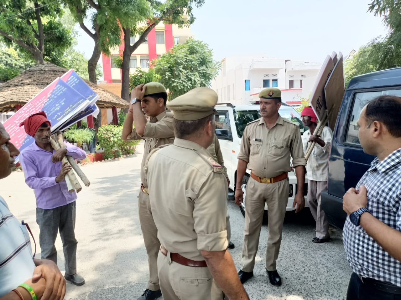 थाना मिर्जापुर से बोर्ड ले जाता तहसील कर्मी