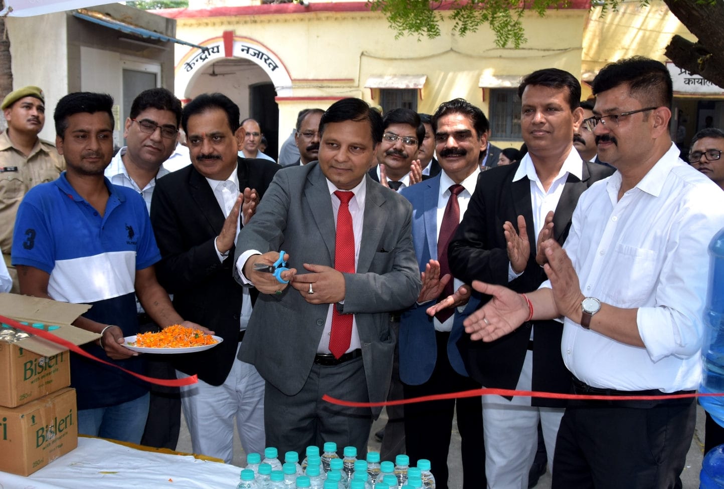 दीवानी कचहरी में राष्ट्रीय लोक अदालत में फरयादियो के लिये लगे जल सीविर शुभारंभ करते जिला जज अश्व?