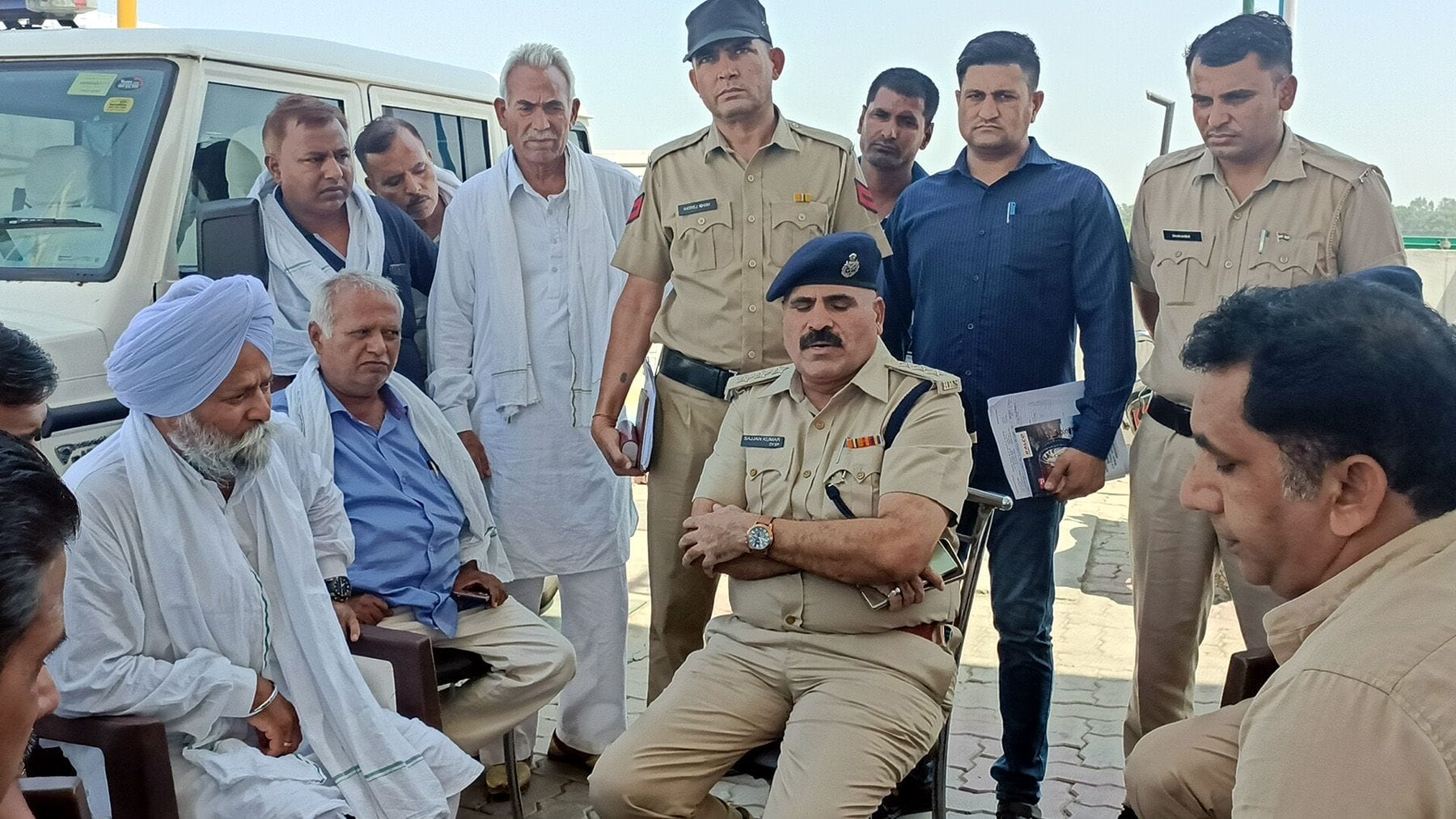 10-कलायत। पेट्रोल पंप संचालक और गणमान्य लोगों से बातचीत करते डीएसपी व एसएचओ 10-कलायत। पेट्रोल पंप संचालक और गणमान्य लोगों से बातचीत करते डीएसपी व एसएचओ