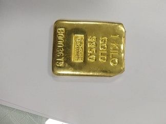 दुबई से आई फ्लाइट से उतरे यात्री से बरामद 587 ग्राम सोने का बिस्कुट।