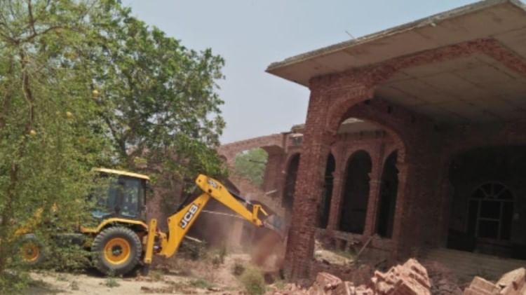 अवैध मकान पर चला बुलडोजर