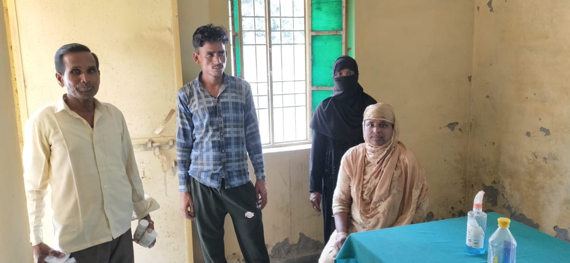 अमरिया के आयुर्वेदिक अस्पताल में दवा लेने आए लोग। संवाद अमरिया के आयुर्वेदिक अस्पताल में दवा लेने आए लोग। संवाद