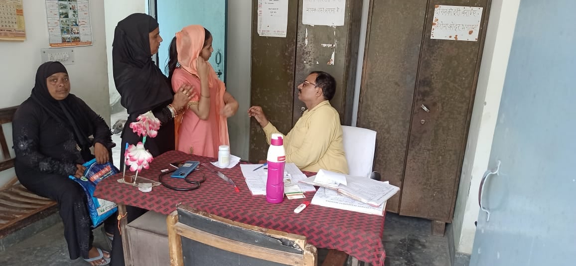 कलीनगर के आसरा आवासीय कालोनी में संचालित आयुर्वेदिक चिकित्सालय में मरीज देखते फार्मासिस्ट। सं? कलीनगर के आसरा आवासीय कालोनी में संचालित आयुर्वेदिक चिकित्सालय में मरीज देखते फार्मासिस्ट। सं?