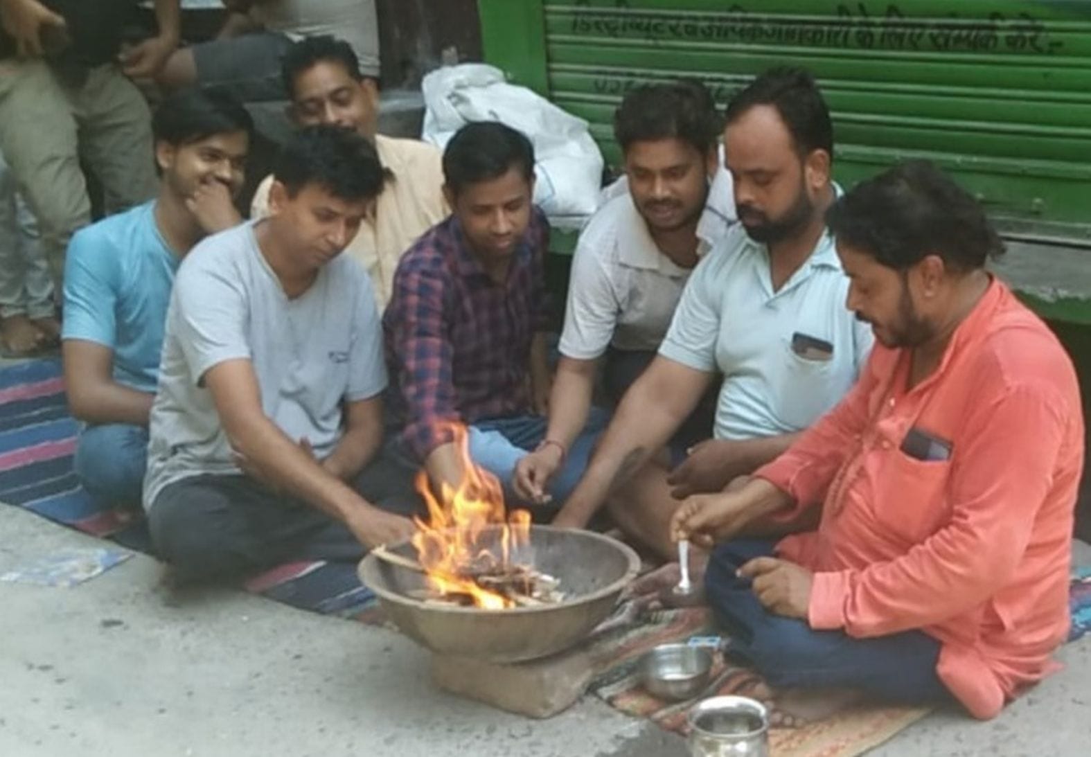 कायमगंज के मोहल्ला जवाहरगंज सब्जी मंडी में बुद्धि-शुद्धि यज्ञ करते हिंजाम नेता। संवाद