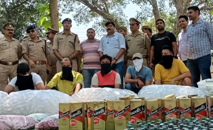 मुजफ्फरनगर : पुलिस लाइन में वार्ता के दौरान मौजूद अवैध शराब के आरोपी तस्कर।