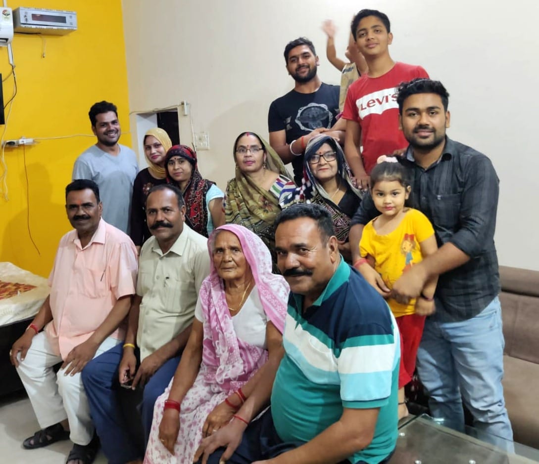 मोरश्री उपाध्याय का संयुक्त परिवार। संवाद मोरश्री उपाध्याय का संयुक्त परिवार। संवाद