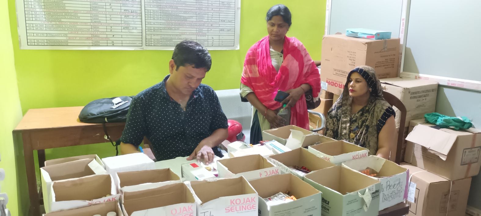 प्राथमिक स्वास्थ्य केंद्र भोलेपुर में मरीज देखते फार्मासिस्ट अखिलेश। संवाद प्राथमिक स्वास्थ्य केंद्र भोलेपुर में मरीज देखते फार्मासिस्ट अखिलेश। संवाद