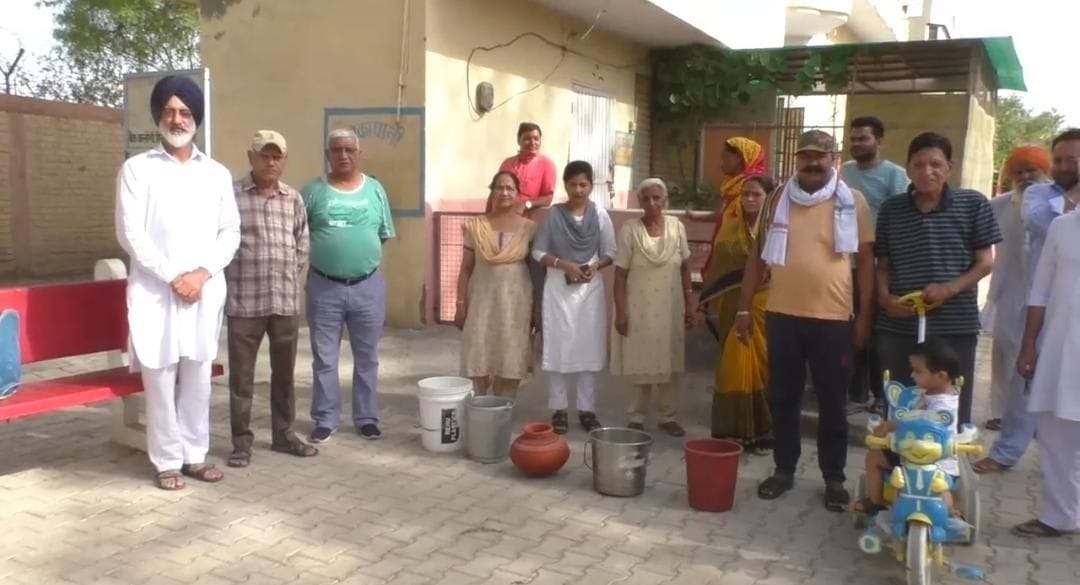 पेयजल की मांग को लेकर एसई कार्यालय के समक्ष प्रदर्शन करते नागरिक। पेयजल की मांग को लेकर एसई कार्यालय के समक्ष प्रदर्शन करते नागरिक।