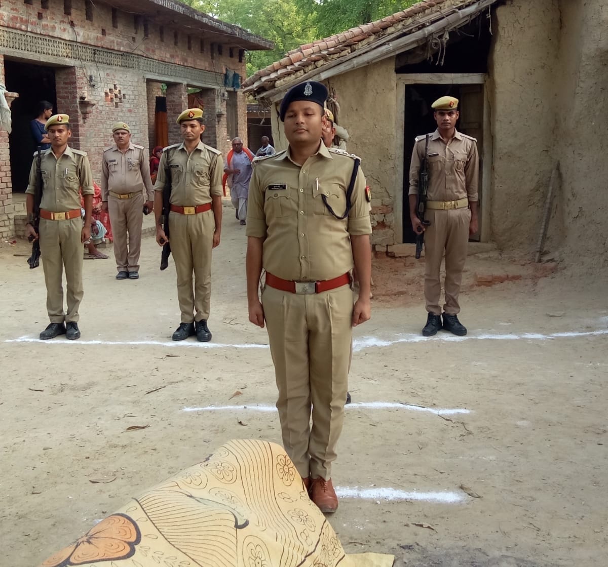 सुजानगंज के सर्वेमऊ में स्वतंत्रता सेनानी गार्ड ऑफ ऑनर देते सी ओ बदलापुर। संवाद