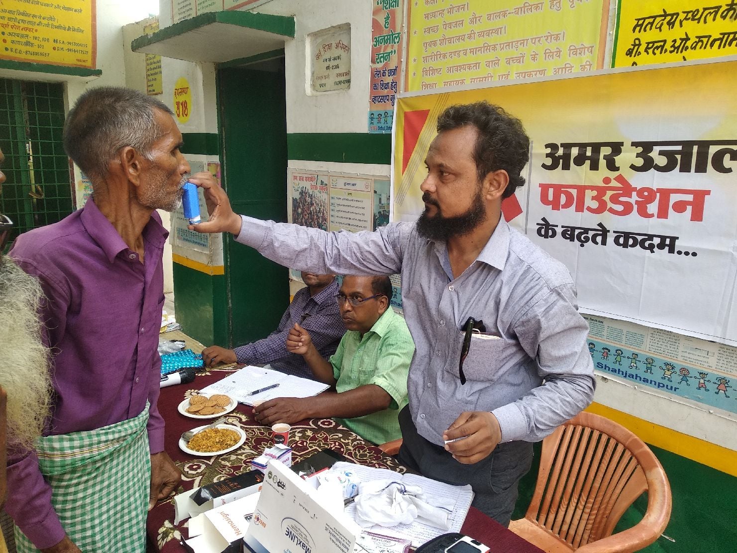 सिंधौली के प्राथमिक विद्यालय तेरा में मेडिकल कैंप के दौरान सांस के मरीज की जांच करते एलटी सैफ खान