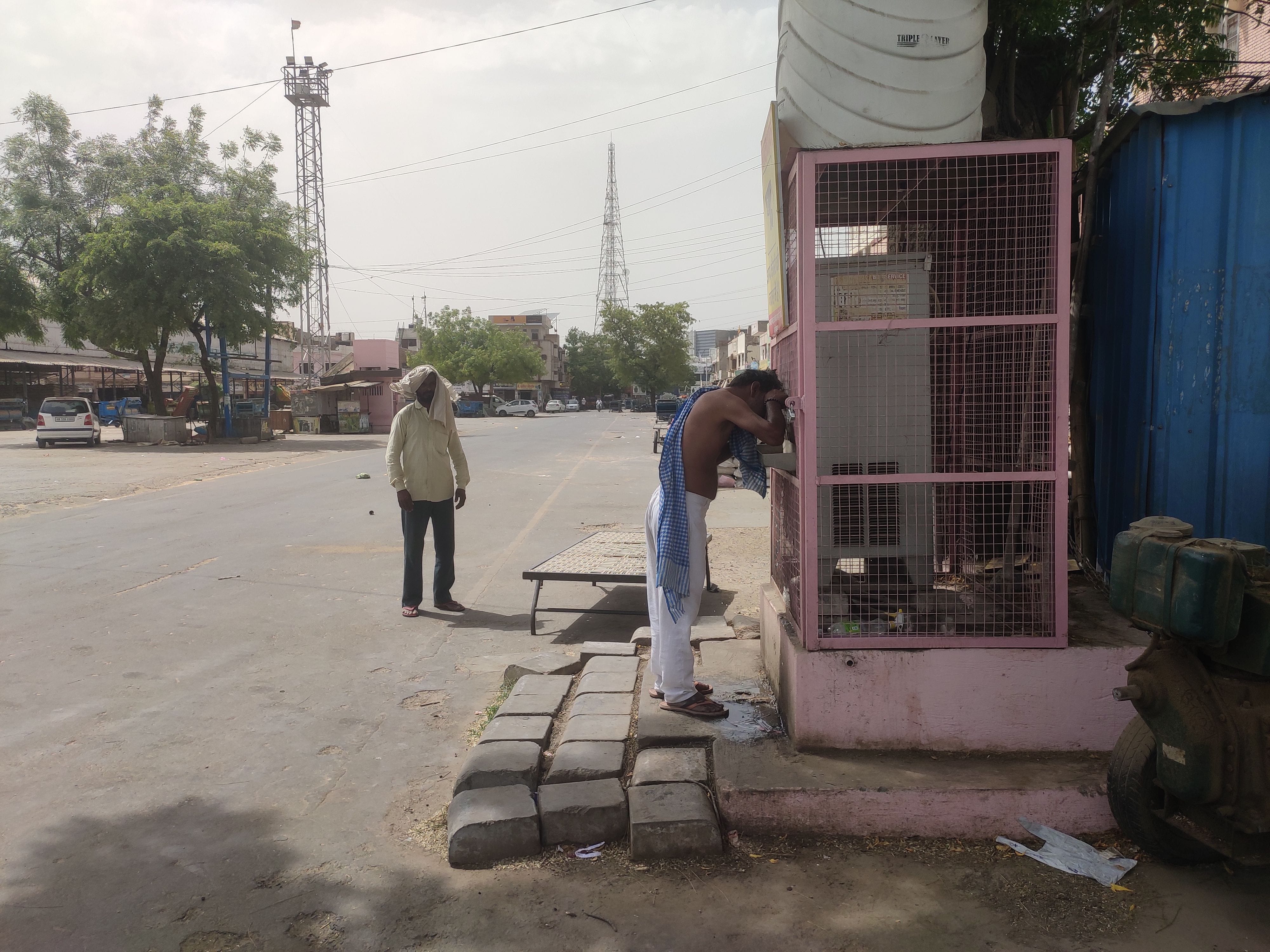दूसरी:- फतेहाबाद की अनाजमंडी में गर्मी से निजात के लिए वाटर कूलर से शरीर पर पानी डालता मजदूर। दूसरी:- फतेहाबाद की अनाजमंडी में गर्मी से निजात के लिए वाटर कूलर से शरीर पर पानी डालता मजदूर।