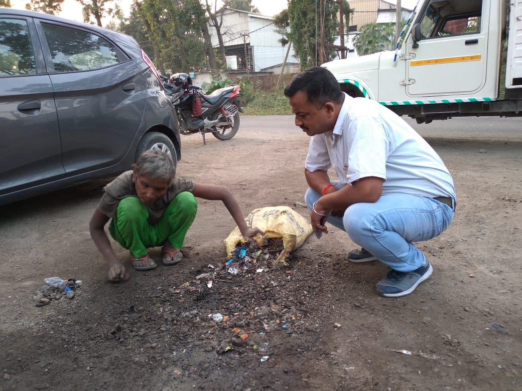 (उम्मीद की मशाल) मानसिक रोगी से बात करने का प्रयास पवन बोहरा। संवाद (उम्मीद की मशाल) मानसिक रोगी से बात करने का प्रयास पवन बोहरा। संवाद