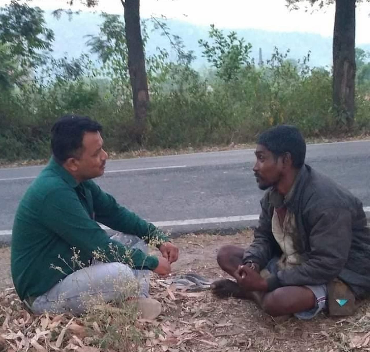 (उम्मीद की मशाल) सड़क पर बैठे मानसिक रोगी से बातचीत करते पवन बोहरा। संवाद (उम्मीद की मशाल) सड़क पर बैठे मानसिक रोगी से बातचीत करते पवन बोहरा। संवाद