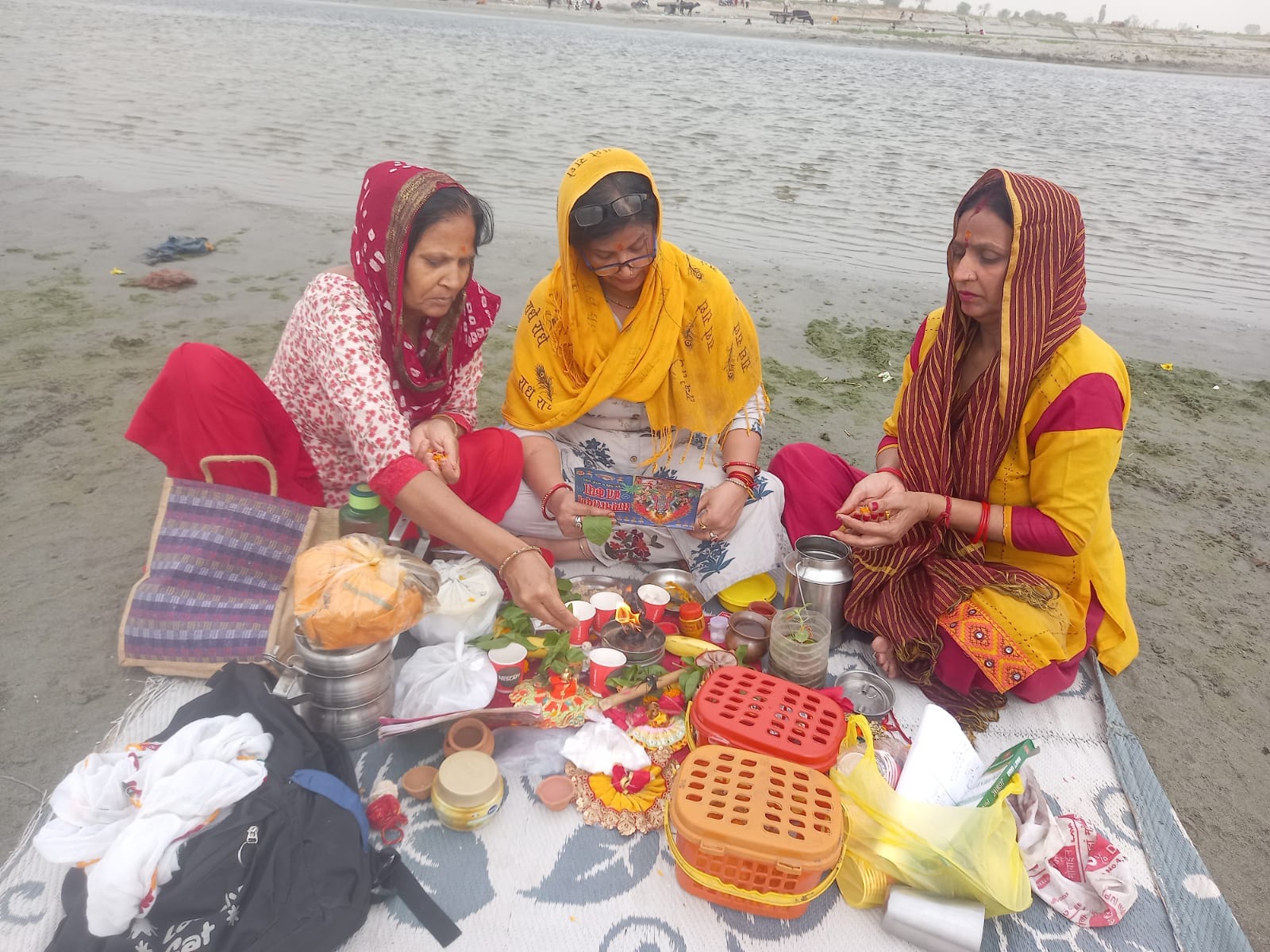बागपत यमुना में बुद्धपुर्णिमा के पर्व पर पूजा करती महिला  श्रद्धालु