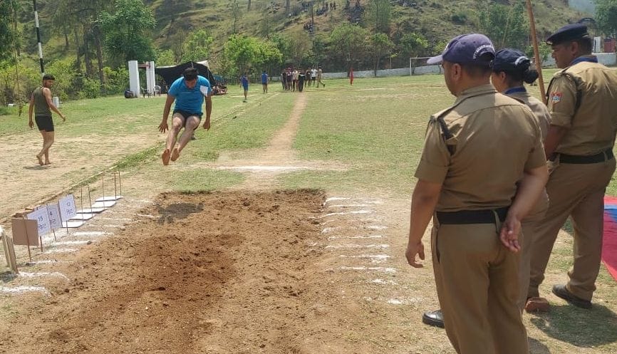 बागेश्वर पुलिस लाइन में भर्ती प्रक्रिया के दौरान ऊंची कूद लगाता अभ्यर्थी। संवाद न्यूज एजेंसी बागेश्वर पुलिस लाइन में भर्ती प्रक्रिया के दौरान ऊंची कूद लगाता अभ्यर्थी। संवाद न्यूज एजेंसी