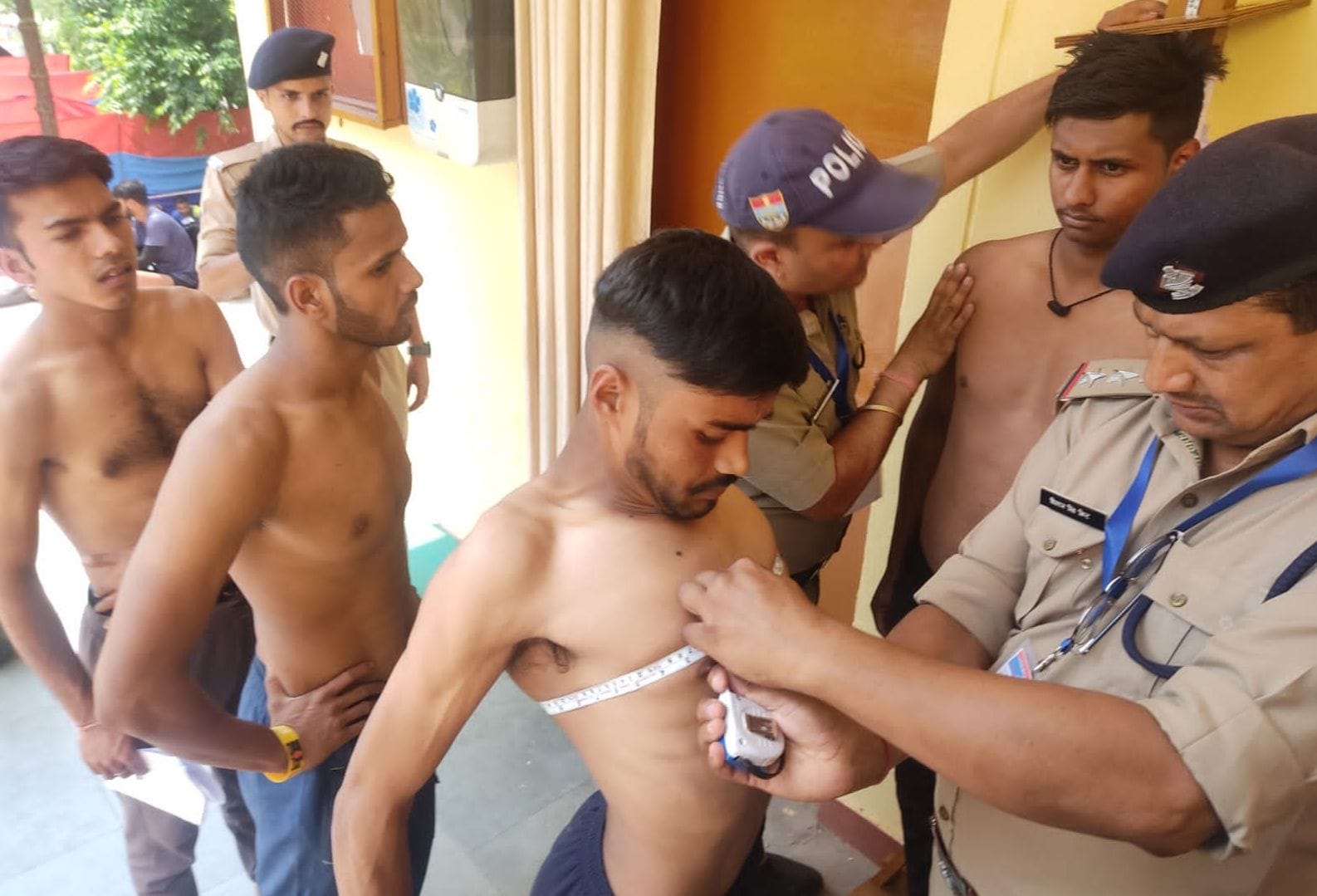 बागेश्वर पुलिस लाइन में भर्ती प्रक्रिया के दौरान युवाओं की नापजोख करते पुलिस कर्मी। संवाद न्यूज बागेश्वर पुलिस लाइन में भर्ती प्रक्रिया के दौरान युवाओं की नापजोख करते पुलिस कर्मी। संवाद न्यूज
