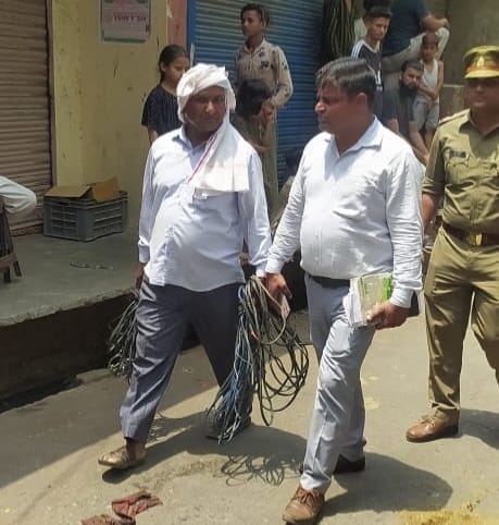 चिलकाना में बिजली चोरों के केबिल जब्त करते अधिकारी