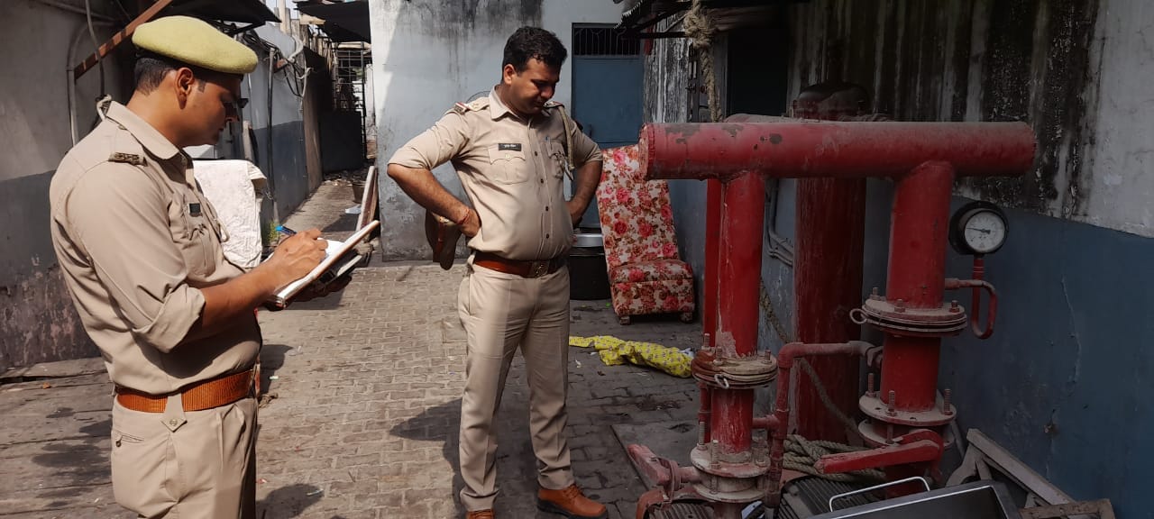 एक रेस्टोरेंट में चेकिंग के दौरान अग्निशमन अधिकारी द्वितीय ऋषभ पंवार एक रेस्टोरेंट में चेकिंग के दौरान अग्निशमन अधिकारी द्वितीय ऋषभ पंवार