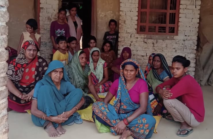 फोटो 09- मृतक के घर पर बैठीं गमगीन महिलाएं। संवाद