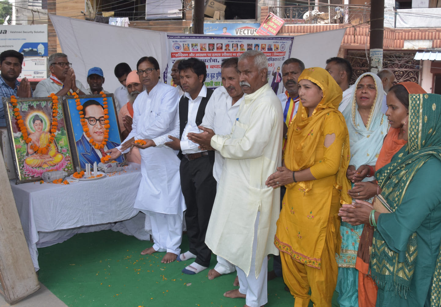 हकीकतत नगर में बुद्घ पूर्णिमा पर गौतम बुद्घ व डा भीमराव अंबेडकर के चित्र पुष्प अर्पित करते आरक्ष? हकीकतत नगर में बुद्घ पूर्णिमा पर गौतम बुद्घ व डा भीमराव अंबेडकर के चित्र पुष्प अर्पित करते आरक्ष?