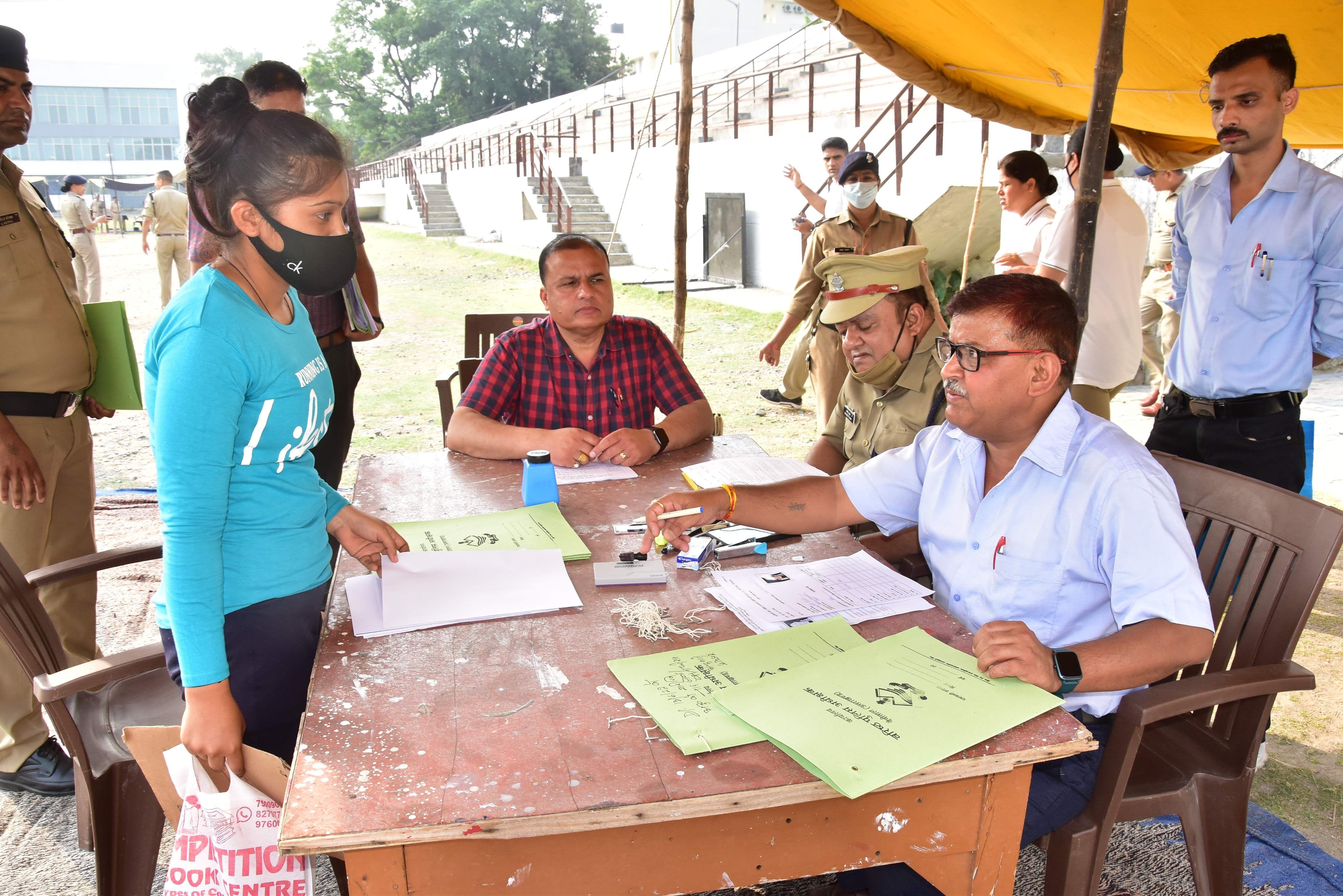हल्द्वानी स्टेडियम में महिला अग्निशामक की भर्ती लिए के आई युवती के दस्तावेजों की जांच करते भर्त?