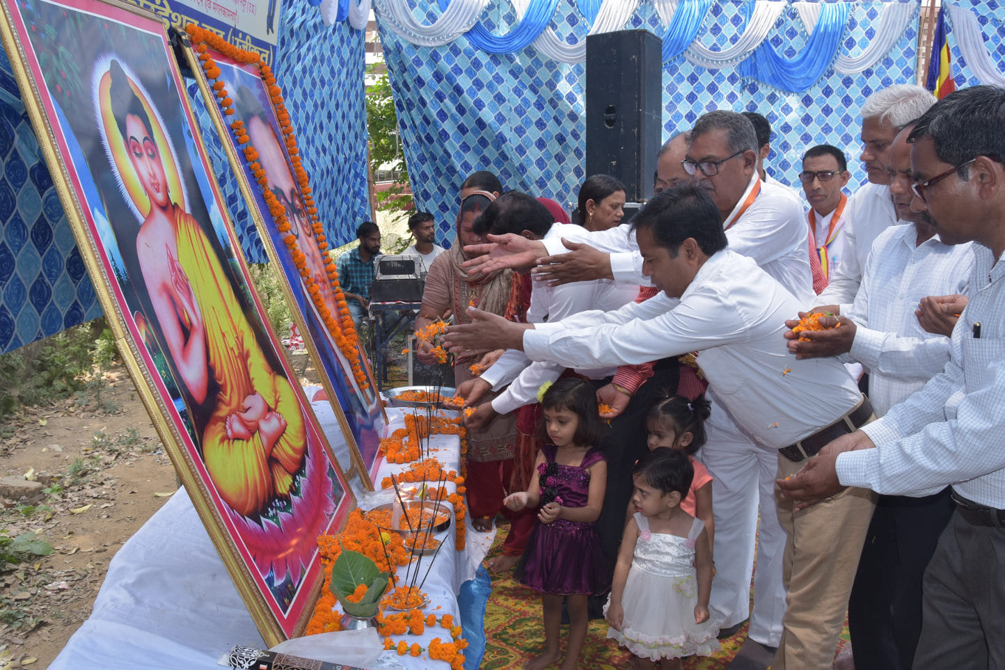 जेजेपुरम में गौतम बुद्घ का जन्मदिन मनाते जागृति फाउंडेशन के पदाधिकारी जेजेपुरम में गौतम बुद्घ का जन्मदिन मनाते जागृति फाउंडेशन के पदाधिकारी