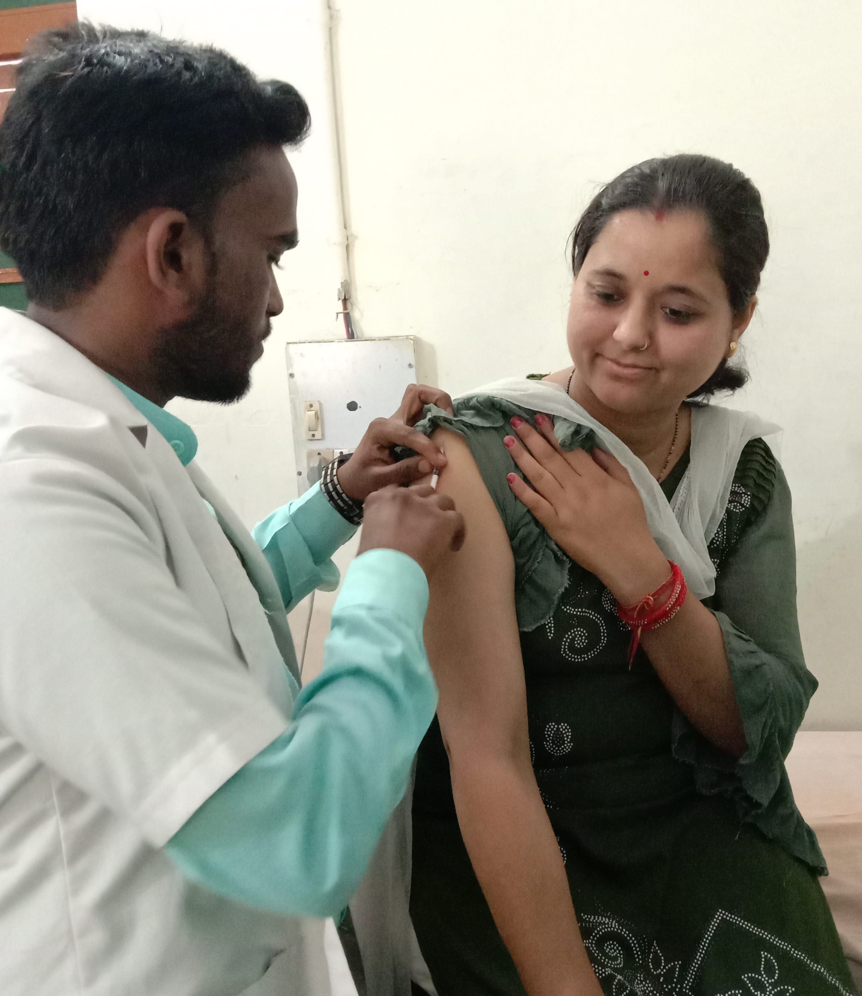 जिला अस्पताल में टीका लगवाने पहुंची शिवानी जिला अस्पताल में टीका लगवाने पहुंची शिवानी