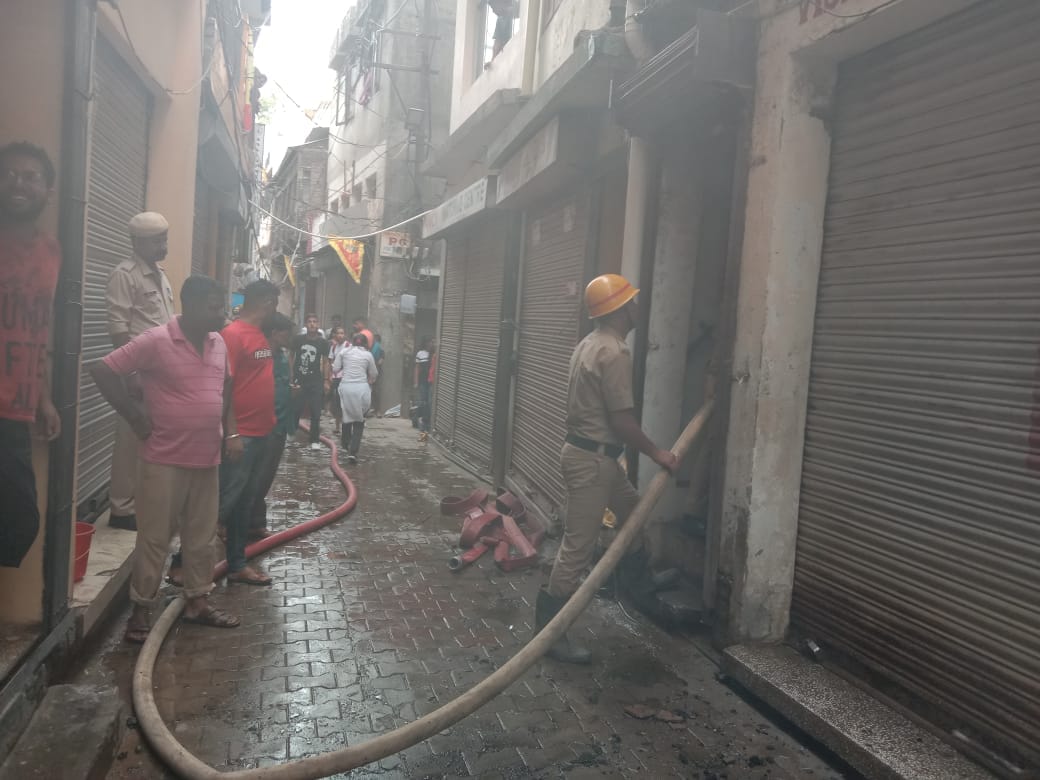 नाहन के बड़ा चौक में स्टोर की आग बुझाते दमकल कर्मी। संवाद नाहन के बड़ा चौक में स्टोर की आग बुझाते दमकल कर्मी। संवाद