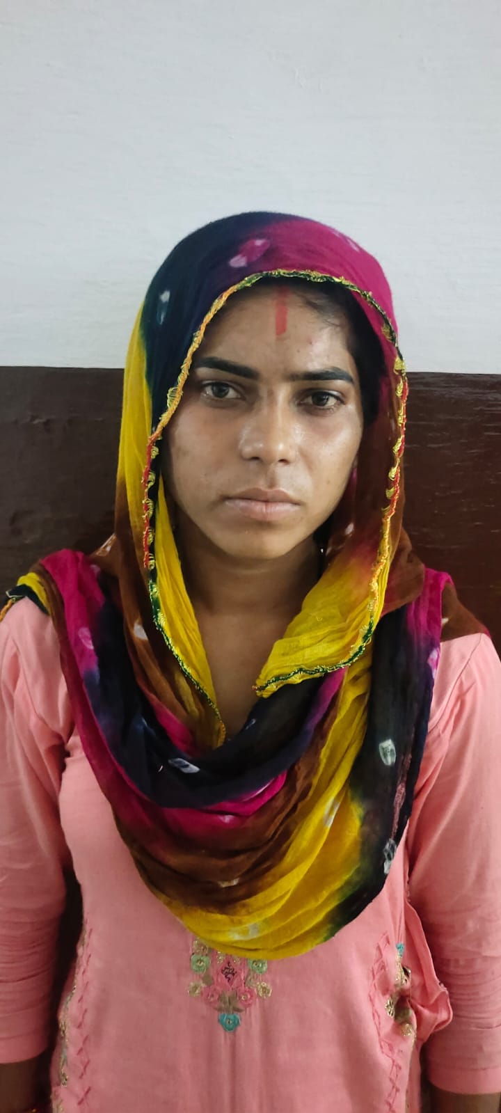पुलिस द्वारा पकड़ी गई महिला चोर पुलिस द्वारा पकड़ी गई महिला चोर